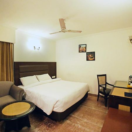Hotel Meraden Grand Varanasi Luaran gambar