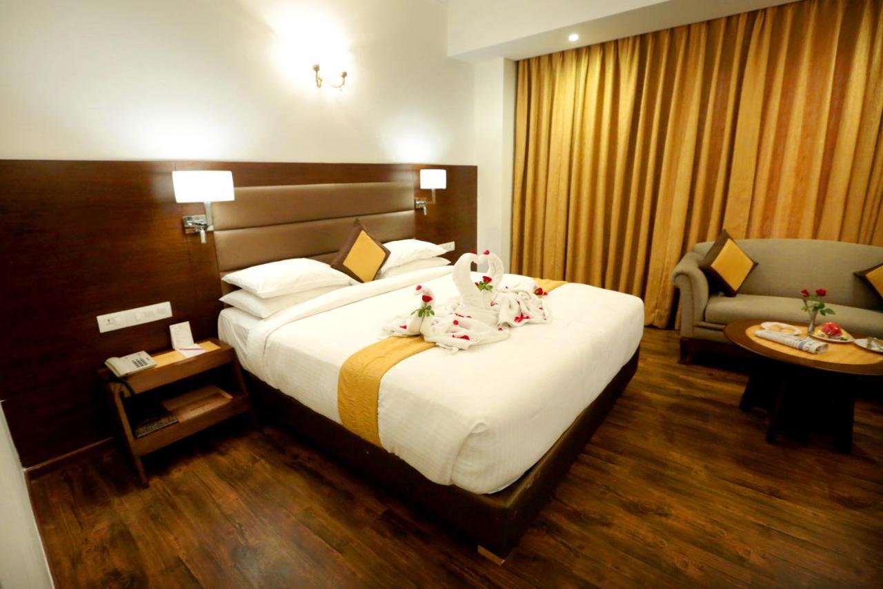 Hotel Meraden Grand Varanasi Luaran gambar