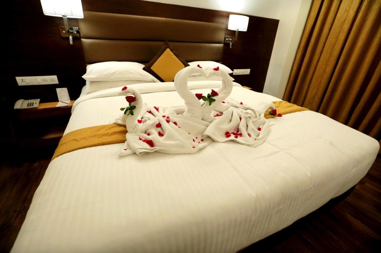 Hotel Meraden Grand Varanasi Luaran gambar