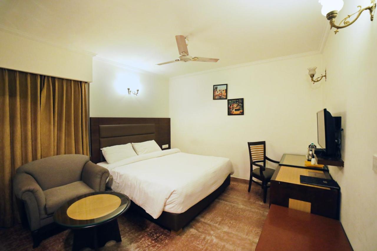 Hotel Meraden Grand Varanasi Luaran gambar