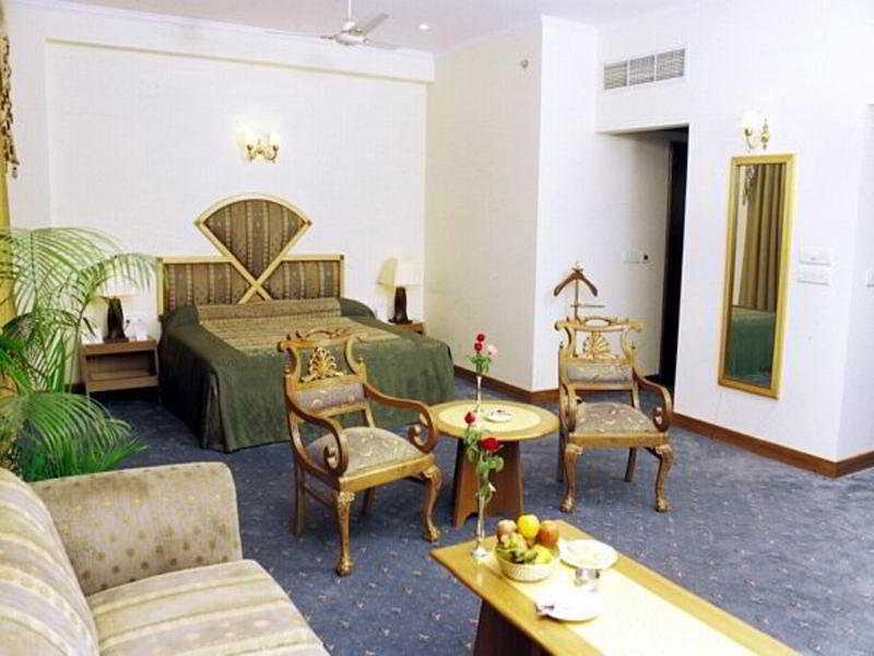 Hotel Meraden Grand Varanasi Luaran gambar