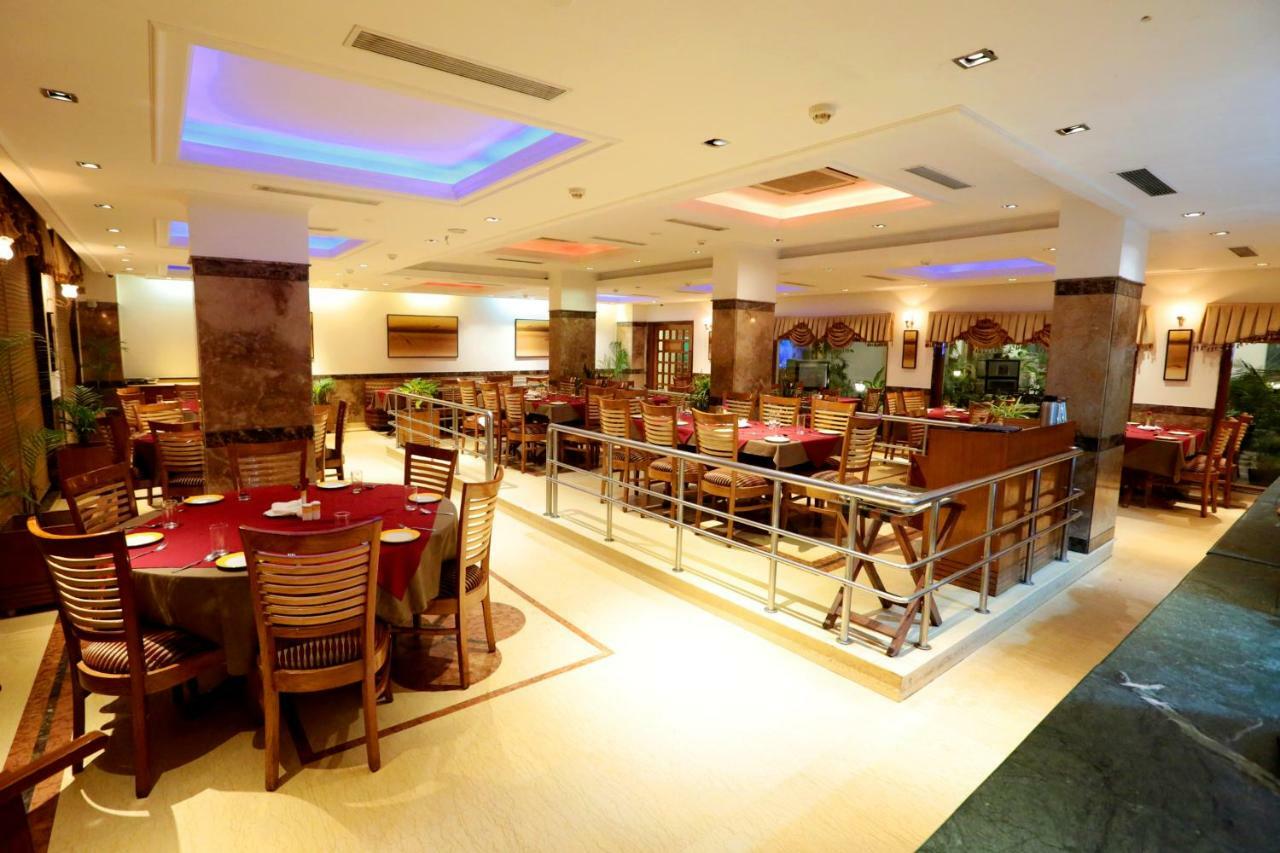 Hotel Meraden Grand Varanasi Luaran gambar