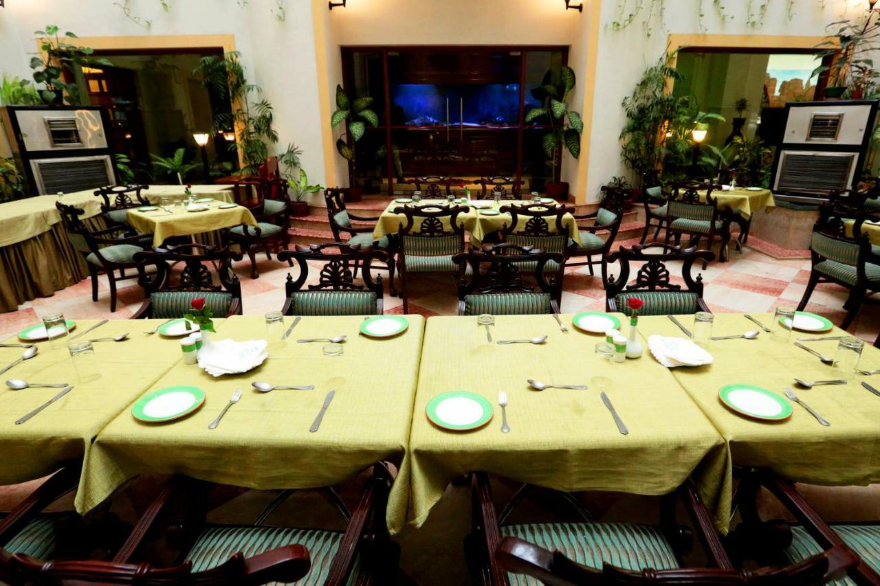 Hotel Meraden Grand Varanasi Luaran gambar