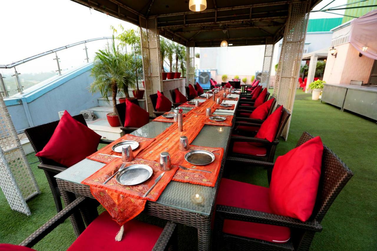 Hotel Meraden Grand Varanasi Luaran gambar