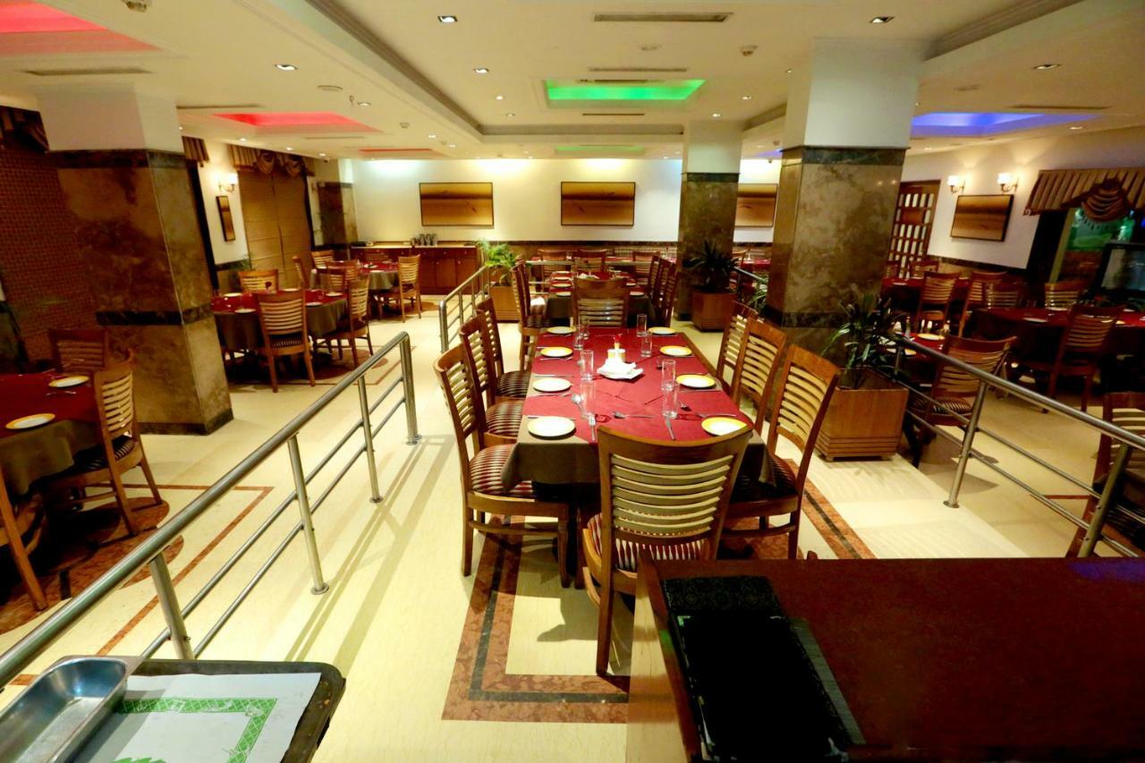 Hotel Meraden Grand Varanasi Luaran gambar
