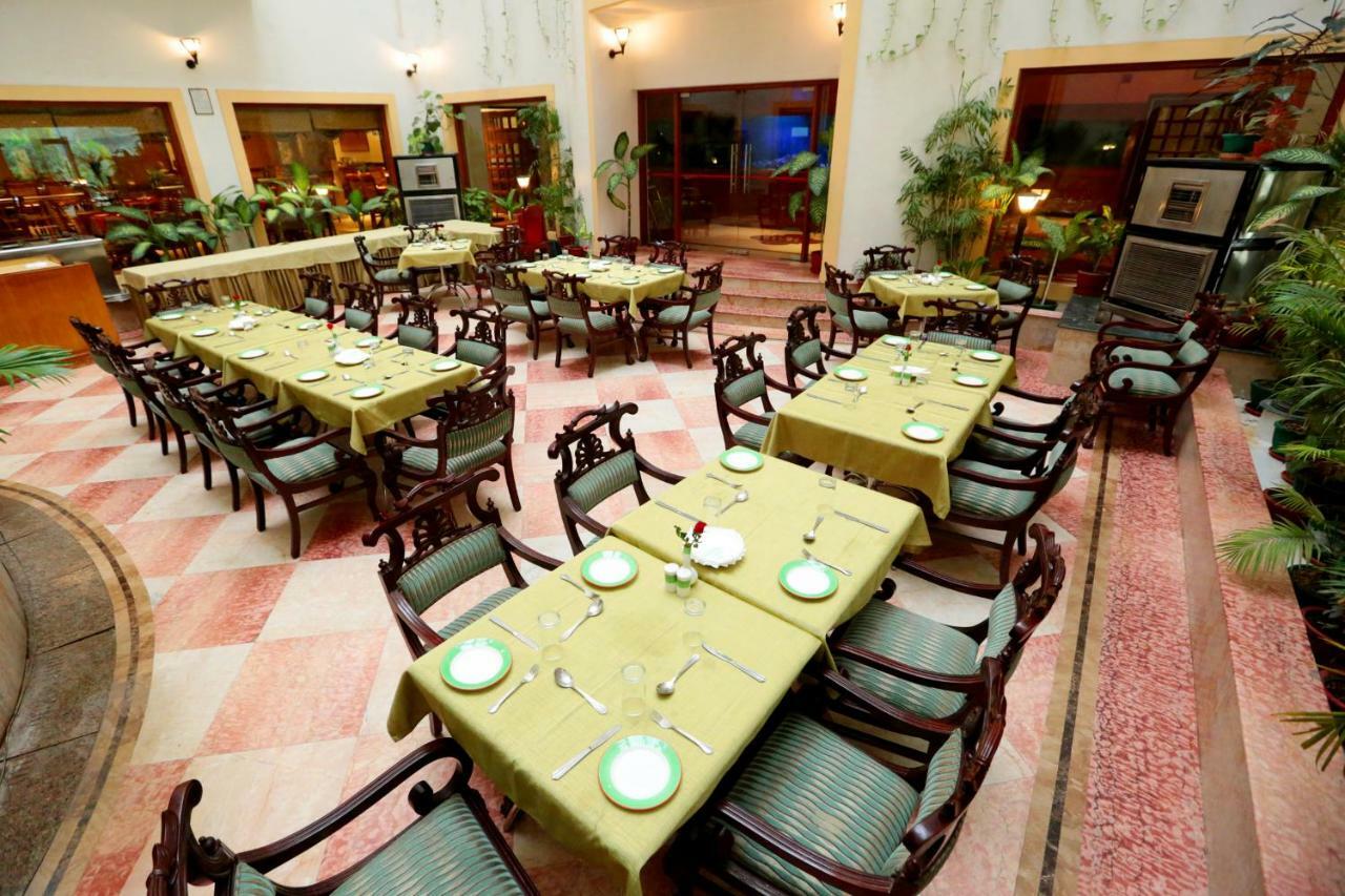 Hotel Meraden Grand Varanasi Luaran gambar
